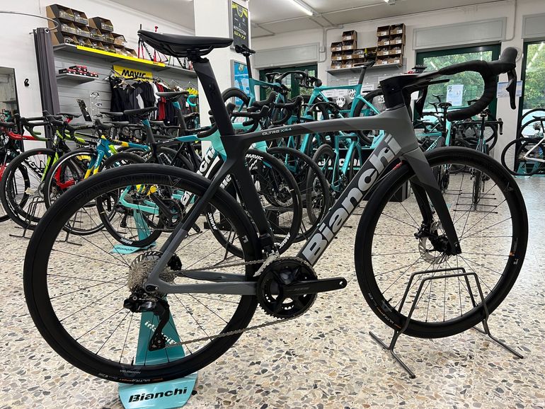 Used Bianchi OLTRE XR4 105 12V 2025 Road & Gravel, Hellgrau — image 2 of 13