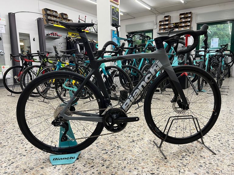 Used Bianchi OLTRE XR4 105 12V 2025 Road & Gravel, Hellgrau — image 1 of 13