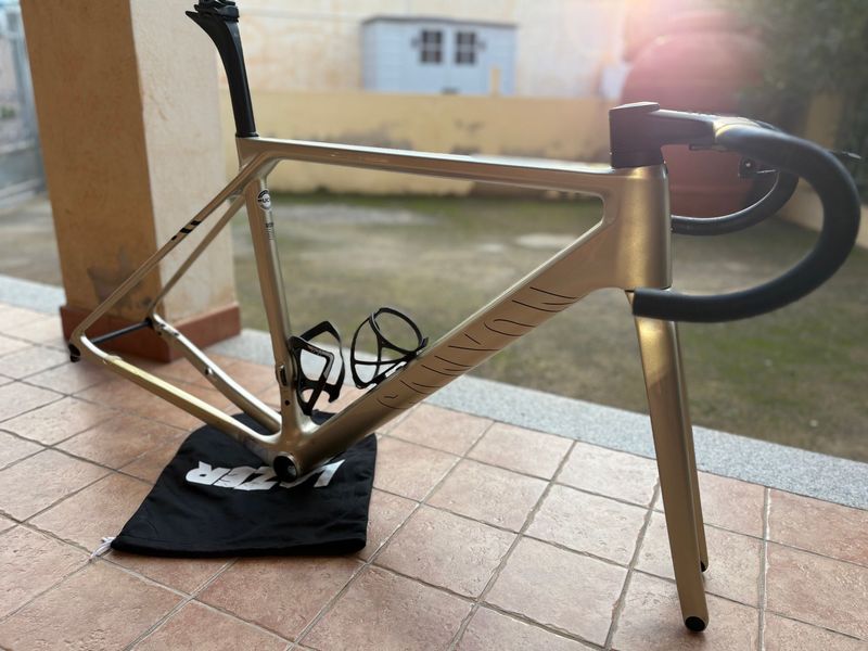 Gebrauchtes Canyon Ultimate CFR Disc Di2 2023 Frameset 2023 Road & Gravel, Hellgrau — Bild 1 von 14
