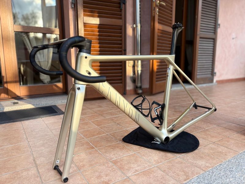 Gebrauchtes Canyon Ultimate CFR Disc Di2 2023 Frameset 2023 Road & Gravel, Hellgrau — Bild 2 von 14