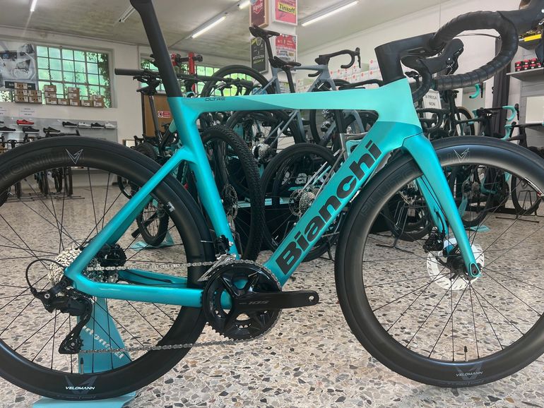 Used Bianchi E-Oltre 105 12v 2025 2025 Road & Gravel — image 2 of 11