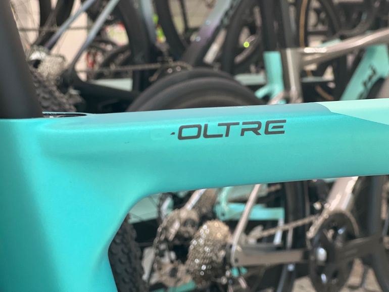 Used Bianchi E-Oltre 105 12v 2025 2025 Road & Gravel — image 5 of 11