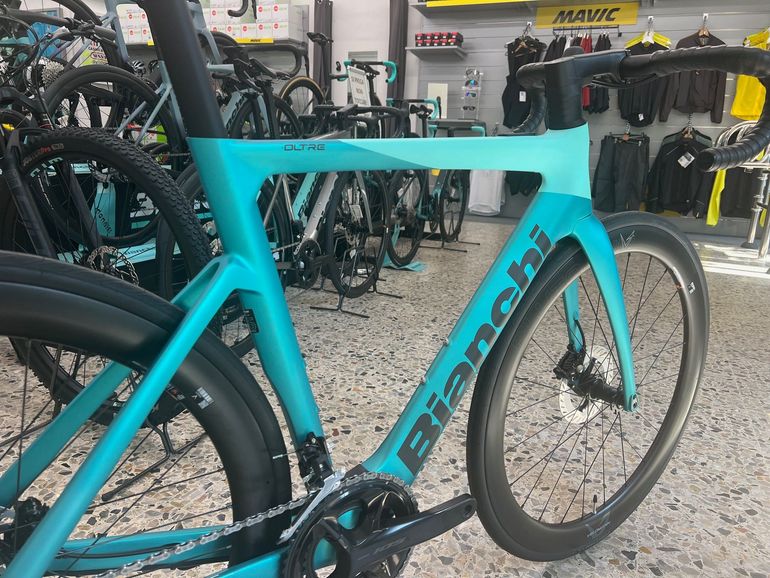 Used Bianchi E-Oltre 105 12v 2025 2025 Road & Gravel — image 4 of 11