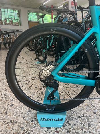 Used Bianchi E-Oltre 105 12v 2025 2025 Road & Gravel — image 3 of 11