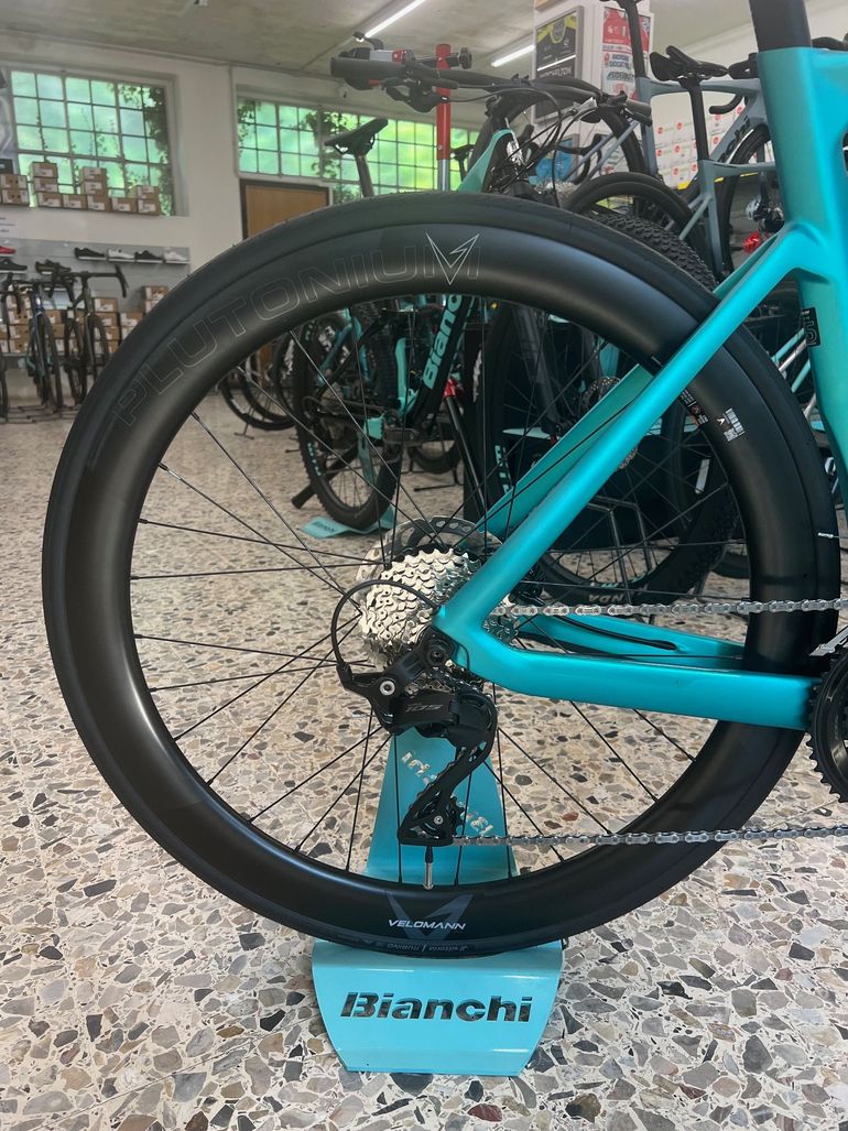 Used Bianchi E-Oltre 105 12v 2025 2025 Road & Gravel — image 3 of 11