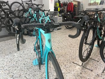 Used Bianchi E-Oltre 105 12v 2025 2025 Road & Gravel — image 7 of 11