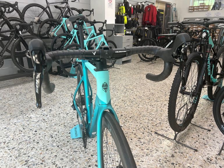 Used Bianchi E-Oltre 105 12v 2025 2025 Road & Gravel — image 7 of 11