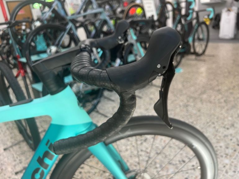 Used Bianchi E-Oltre 105 12v 2025 2025 Road & Gravel — image 10 of 11