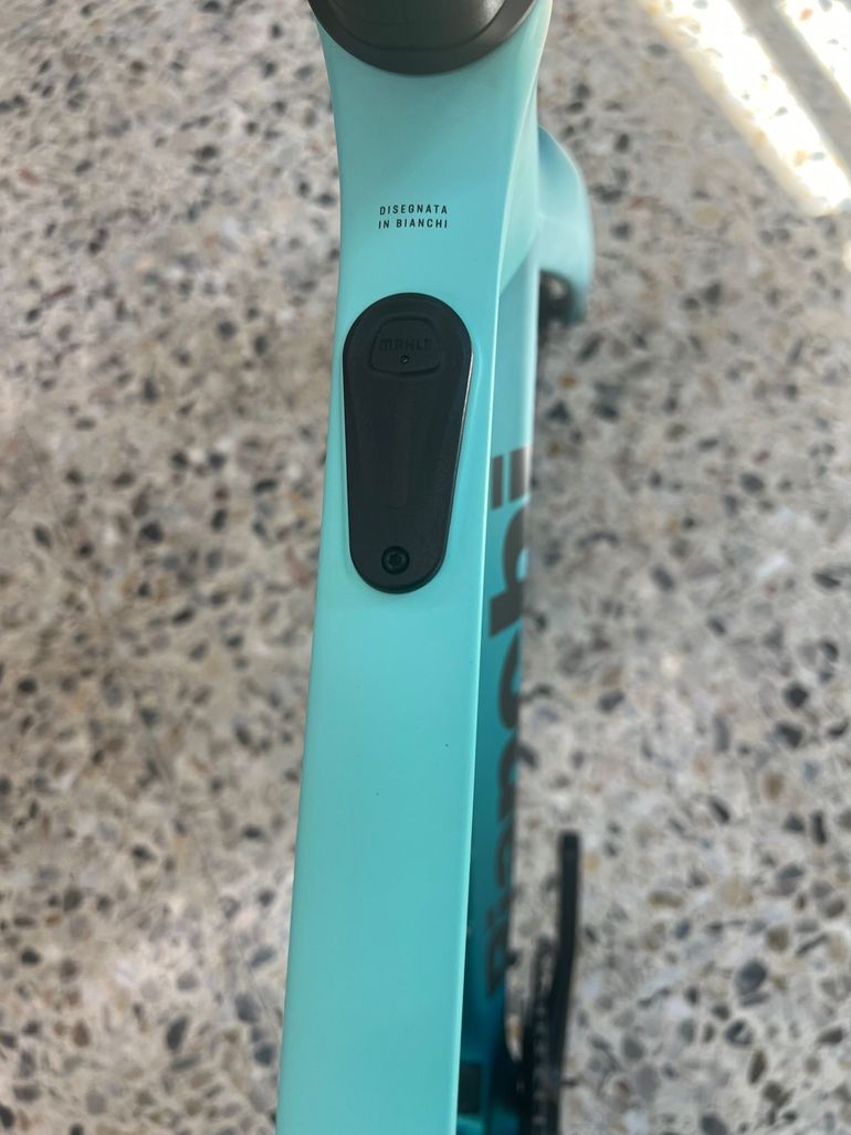 Used Bianchi E-Oltre 105 12v 2025 2025 Road & Gravel — image 6 of 11