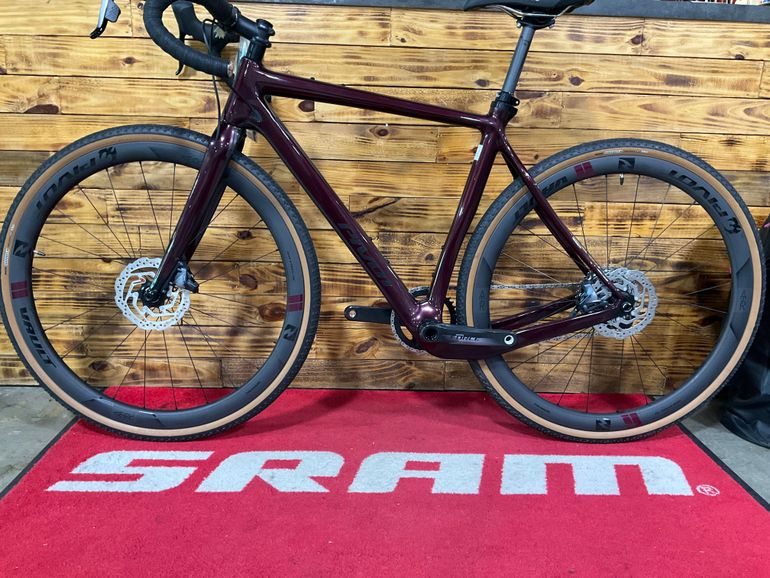Used Pivot VAULT Team W/ Carbon Wheels 2023 2023 Road & Gravel, Red — image 2 of 6