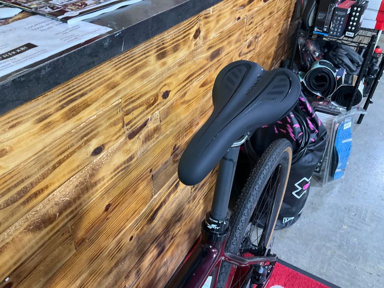 Used Pivot VAULT Team W/ Carbon Wheels 2023 2023 Road & Gravel, Red — image 6 of 6