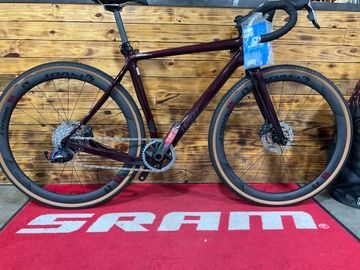 Used Pivot VAULT Team W/ Carbon Wheels 2023 2023 Road & Gravel
