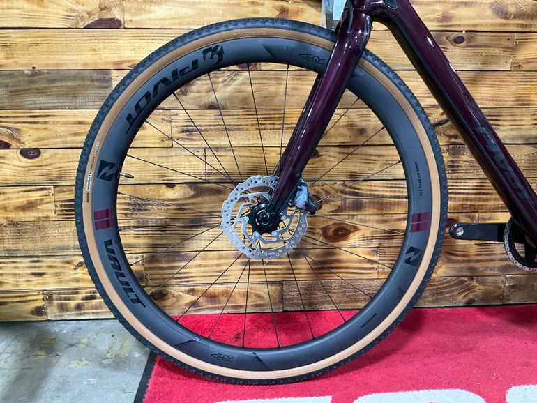 Used Pivot VAULT Team W/ Carbon Wheels 2023 2023 Road & Gravel, Red — image 4 of 6