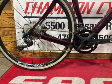 Used Pivot VAULT Pro GRX 2022 2022 Road & Gravel, Red — image 2 of 3