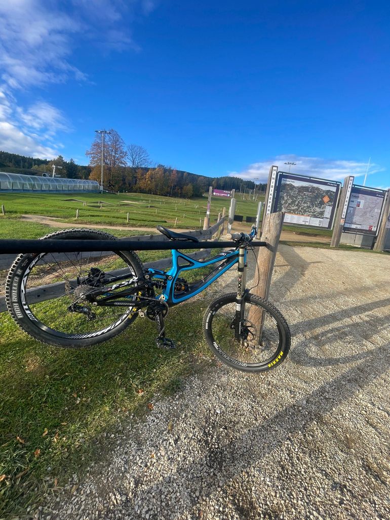 Used Specialized Demo 8 I Carbon 2014 2014 Mountainbike, Azul — image 1 of 4