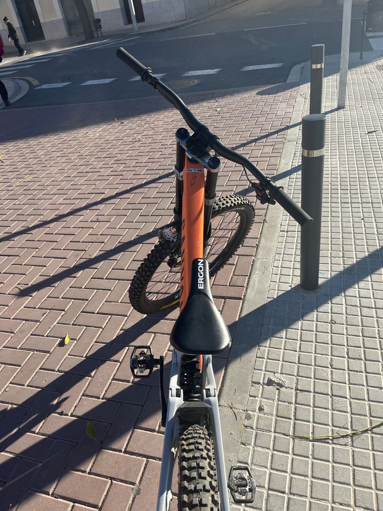 Used Canyon Sender CFR 29 Underdog 2023 2023 Mountainbike, Orange, 29 — image 5 of 10