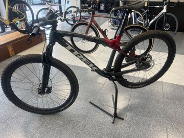 Trek Supercaliber Shimano Deore XT 2023 Mountainbike usato, Rosso — immagine 2 di 4