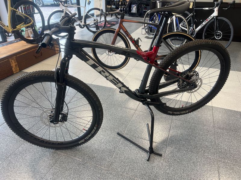 Trek Supercaliber Shimano Deore XT 2023 Mountainbike usato, Rosso — immagine 2 di 4
