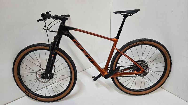 Used Giant XTC, Advanced 29 2 2022 2022 Mountainbike, Black, 29 — image 2 of 5