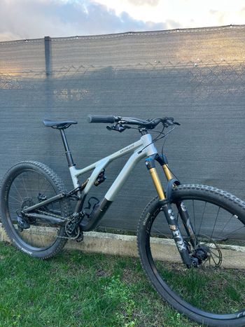Used Specialized EVO Elite Alloy 2022 Mountainbike, Light Gray — image 1 of 4