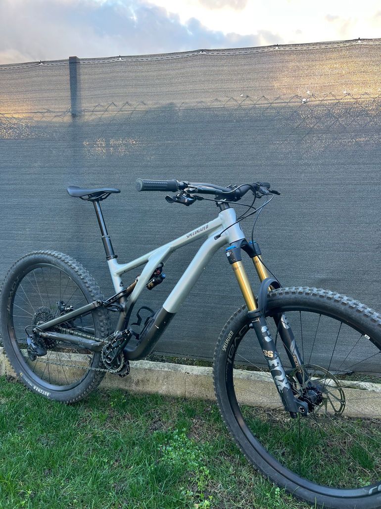Used Specialized EVO Elite Alloy 2022 Mountainbike, Light Gray — image 1 of 4