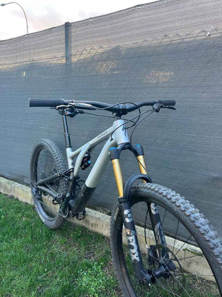 Used Specialized EVO Elite Alloy 2022 Mountainbike, Light Gray — image 3 of 4
