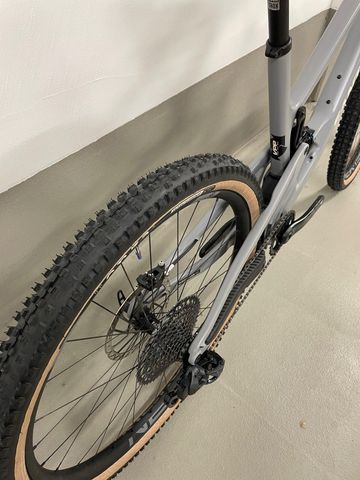 Used Santa Cruz Hightower 2021 2021 Mountainbike, Light Gray — image 11 of 16