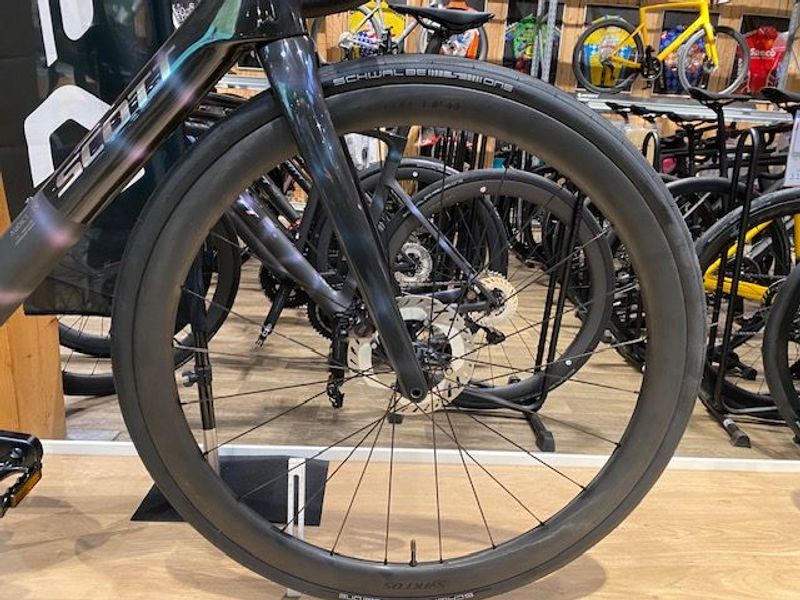 Käytetty Scott Addict RC 10 2025 Road & Gravel — kuva 5 / 9