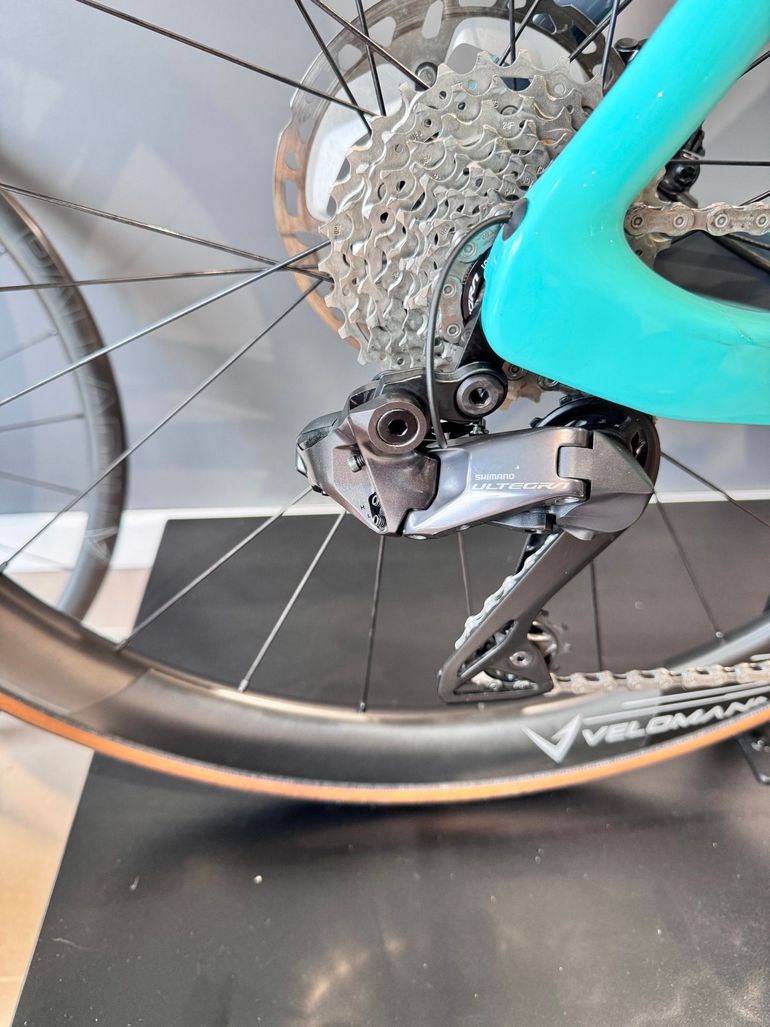 Used Bianchi Oltre - Ultegra Di2 2023 2023 Road & Gravel — image 4 of 7