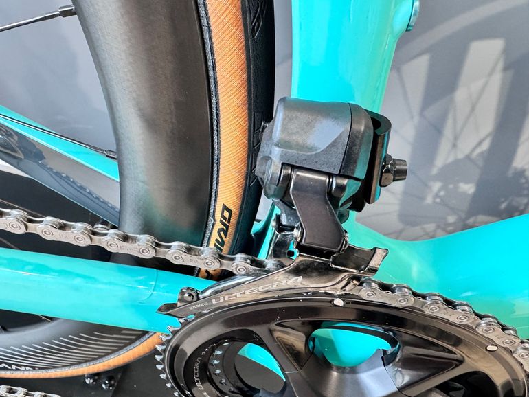 Used Bianchi Oltre - Ultegra Di2 2023 2023 Road & Gravel — image 5 of 7