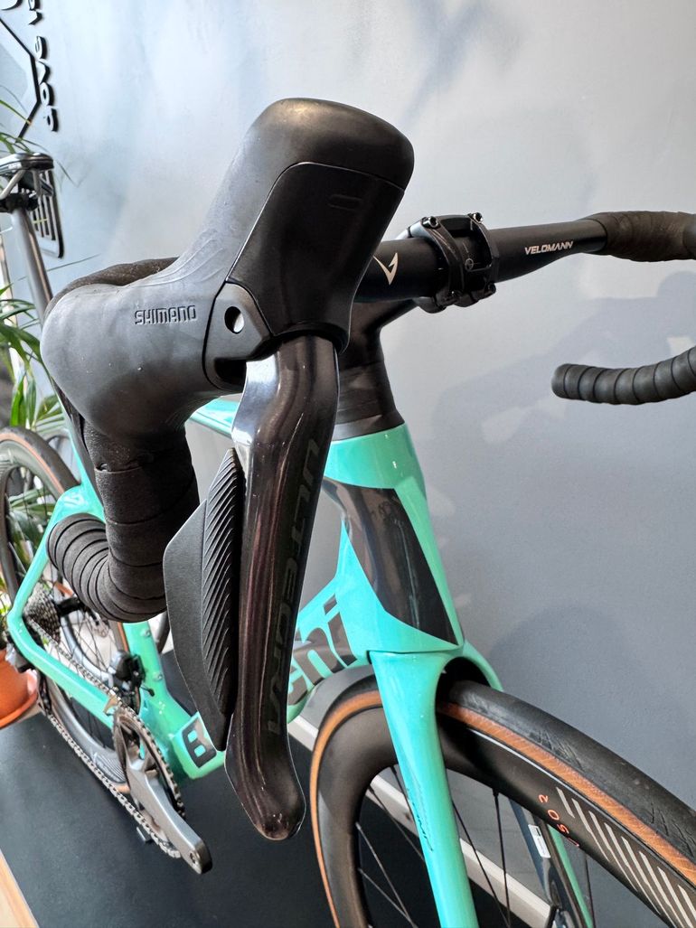 Used Bianchi Oltre - Ultegra Di2 2023 2023 Road & Gravel — image 6 of 7