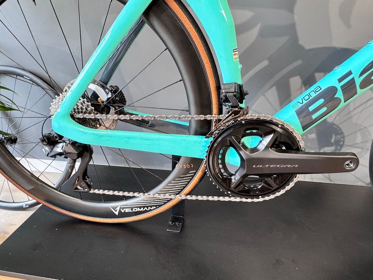 Used Bianchi Oltre - Ultegra Di2 2023 2023 Road & Gravel — image 3 of 7