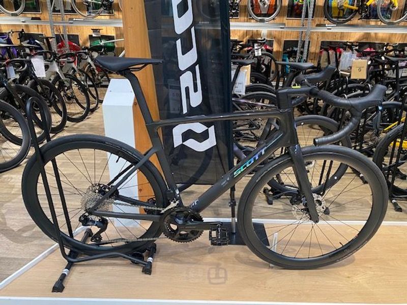 Gebrauchtes Scott Addict RC 30 2025 Road & Gravel, Schwarz — Bild 1 von 8