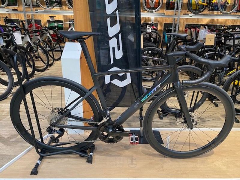 Scott Addict RC 30 2025 Road & Gravel d'occasion — image 1 sur 8