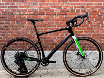 Używany BMC NEW! BMC URS 01 Four Gravel Carbon/SRAM Rival GX AXS 1x12/Size L/DT-Swiss 2024 Road & Gravel