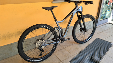 Giant Stance 2 2023 Mountainbike usato, Grigio chiaro — immagine 4 di 5