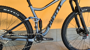 Giant Stance 2 2023 Mountainbike usato, Grigio chiaro — immagine 3 di 5
