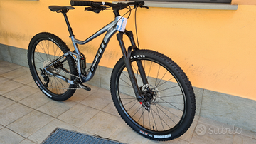 Giant Stance 2 2023 Mountainbike usato, Grigio chiaro — immagine 2 di 5