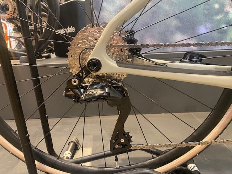 Used Cannondale Synapse Carbon 4 2026 Road & Gravel, Light Gray — image 8 of 10