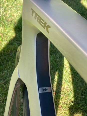 Used Trek Madone SLR 6 Gen 7 2024 Road & Gravel, Hellgrau — image 4 of 11