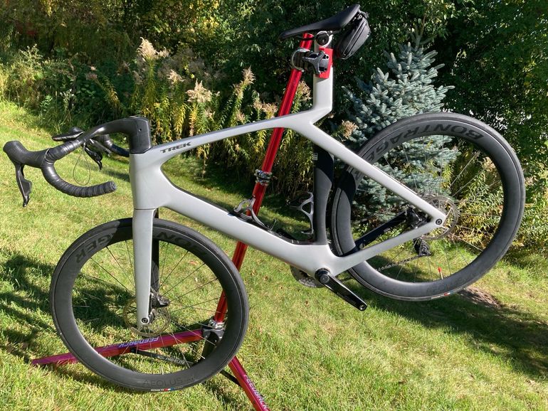 Used Trek Madone SLR 6 Gen 7 2024 Road & Gravel, Hellgrau — image 2 of 11