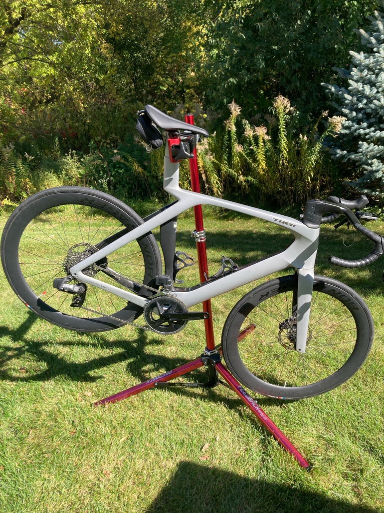 Used Trek Madone SLR 6 Gen 7 2024 Road & Gravel, Hellgrau — image 1 of 11