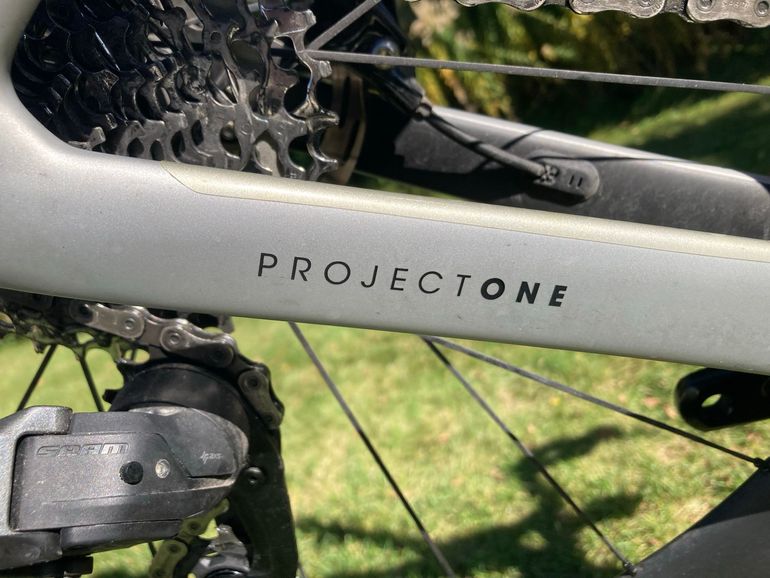 Used Trek Madone SLR 6 Gen 7 2024 Road & Gravel, Hellgrau — image 10 of 11