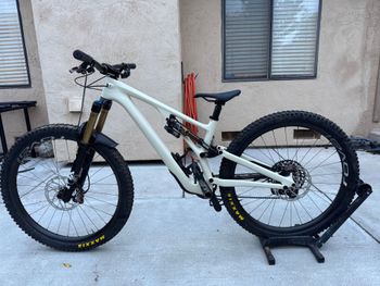 Used Specialized Stumpjumper EVO Pro 2022 2022 Mountainbike, White, 29 — image 1 of 7