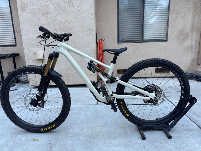 Used Specialized Stumpjumper EVO Pro 2022 2022 Mountainbike, White, 29 — image 1 of 7