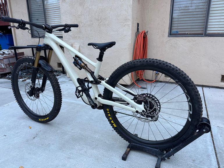 Used Specialized Stumpjumper EVO Pro 2022 2022 Mountainbike, White, 29 — image 7 of 7