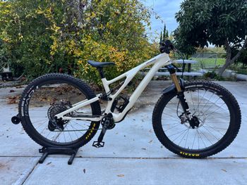 Used Specialized Stumpjumper EVO Pro 2022 2022 Mountainbike, White, 29 — image 2 of 7