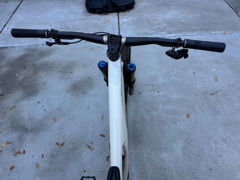 Used Specialized Stumpjumper EVO Pro 2022 2022 Mountainbike, White, 29 — image 6 of 7