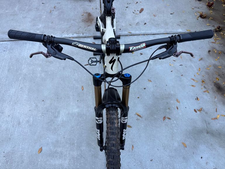 Used Specialized Stumpjumper EVO Pro 2022 2022 Mountainbike, White, 29 — image 3 of 7