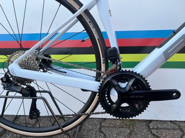 Used BMC Roadmachine FOUR 2024 2024 Road & Gravel, White — image 3 of 7